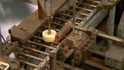 美國花幾百萬研發(fā)的太空筆技術(shù)多高端?看生產(chǎn)過程后感覺很簡(jiǎn)單!